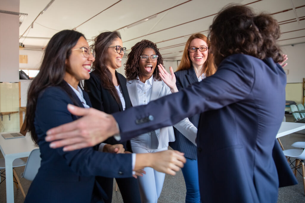 une groupe de collaborateurs qui se félicitent